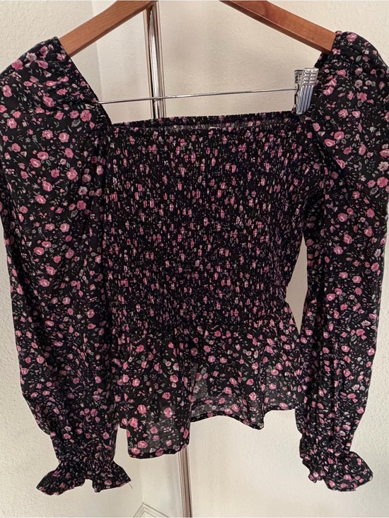Dizzy Tops - Smocked Long-Sleeve Smocked Floral Peplum Top - Black/Pink